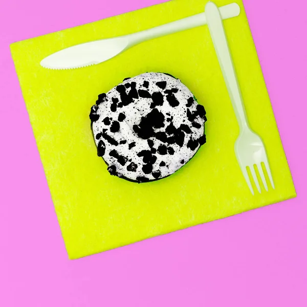 Brillante comida rápida Donut surrealista arte creativo mínimo — Foto de Stock