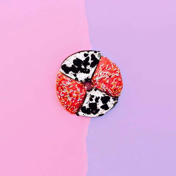 Comida rápida creativa. Donut dos mitades — Foto de Stock