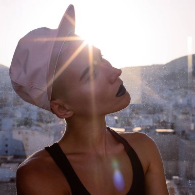 Şık bir kap içindeki kız. Kentsel erkek fatma stil moda vibes