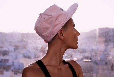 Şık bir kap içindeki kız. Kentsel erkek fatma stil moda
