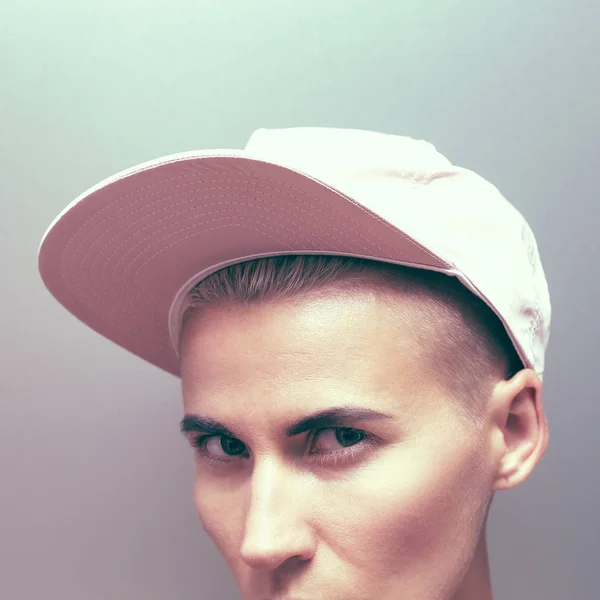 Chica con una elegante gorra. Moda estilo Tomboy —  Fotos de Stock