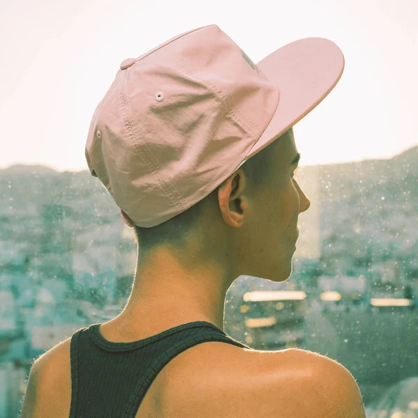 Dziewczyna w stylowej czapce. Urban Street vibes — Zdjęcie stockowe