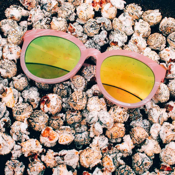 Sonnenbrille auf Popcorn-Hintergrund Minimal Fashion — Stockfoto