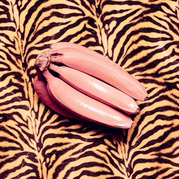 Banane rosa stampa animalier. Surreale arte minima — Foto Stock