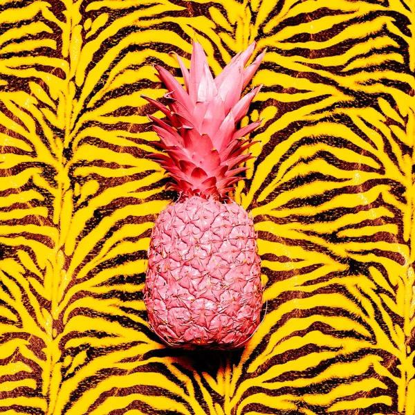 Estampado animal de piña rosa. Arte mínimo surrealista —  Fotos de Stock