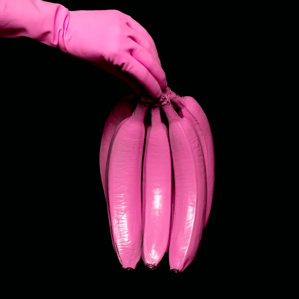 Bananas cor-de-rosa de mãos dadas. Arte mínima surreal — Fotografia de Stock