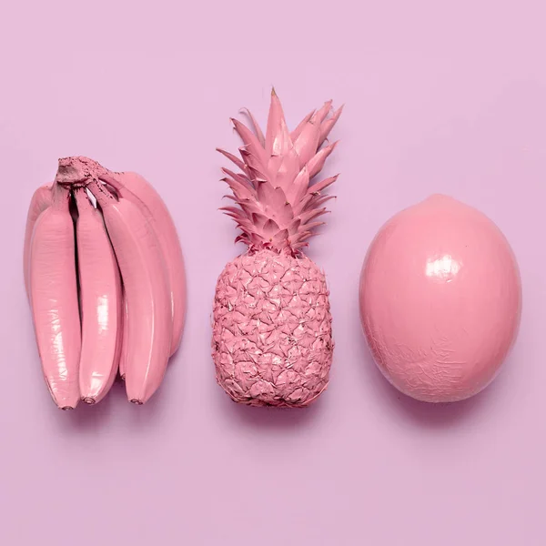 Mezcla de frutas rosadas tropicales. Arte mínimo surrealista —  Fotos de Stock