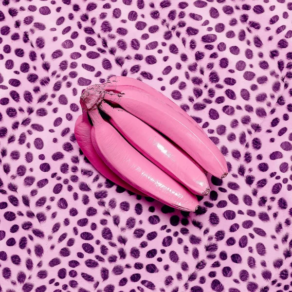 Banane rose et imprimé animal.Surreal art minimal — Photo