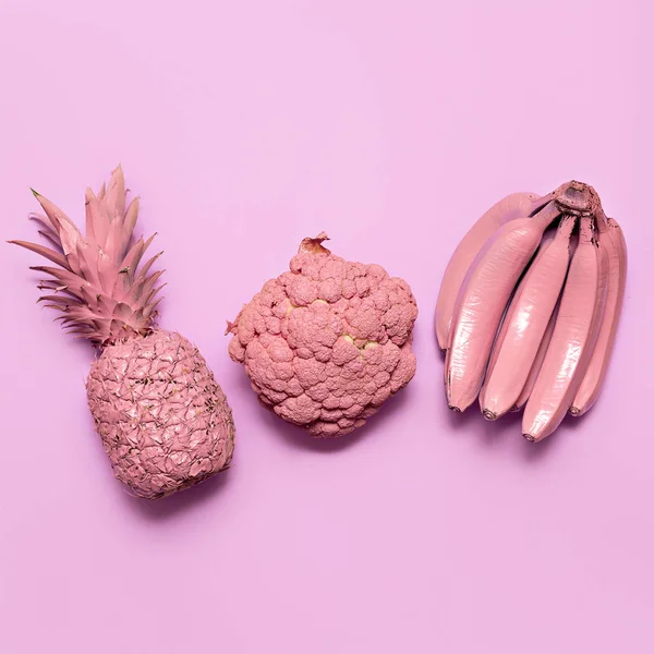 Misture frutas e legumes em tinta rosa Arte mínima surreal Stil — Fotografia de Stock