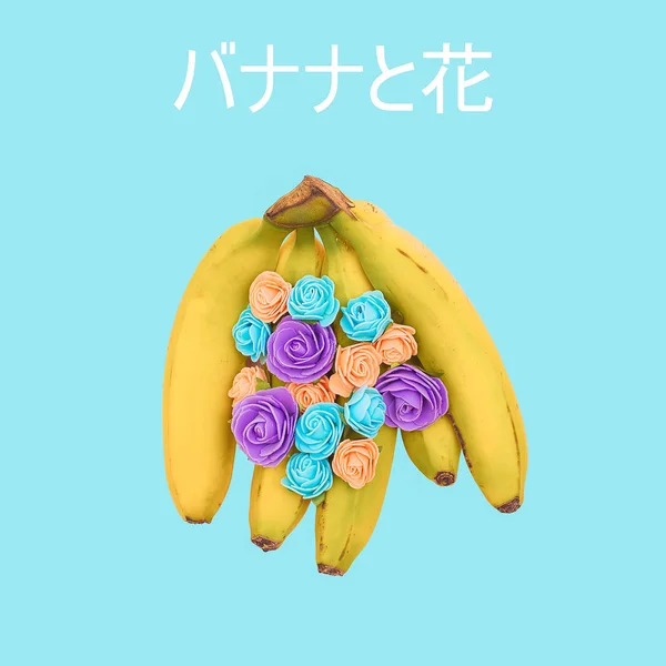 Banany i kwiaty. Asia vibes Creative Surreal minimalne — Zdjęcie stockowe