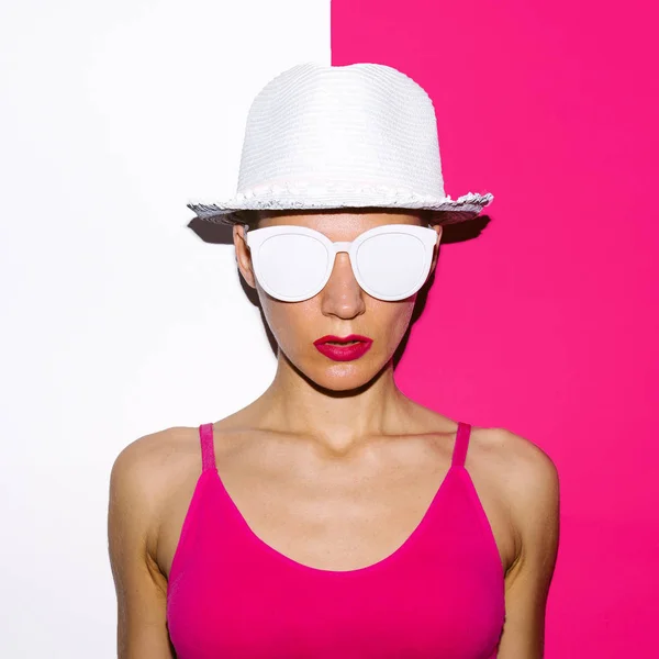 Dziewczyna w stylu Pop Art plaży kapelusz i okulary przeciwsłoneczne — Zdjęcie stockowe