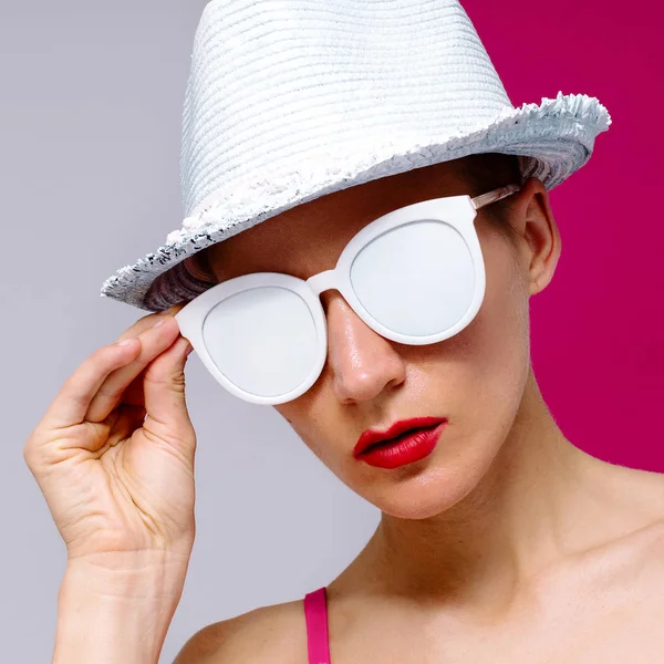 Model stylu Pop Art w okulary przeciwsłoneczne i kapelusz. Plaży minimalne — Zdjęcie stockowe