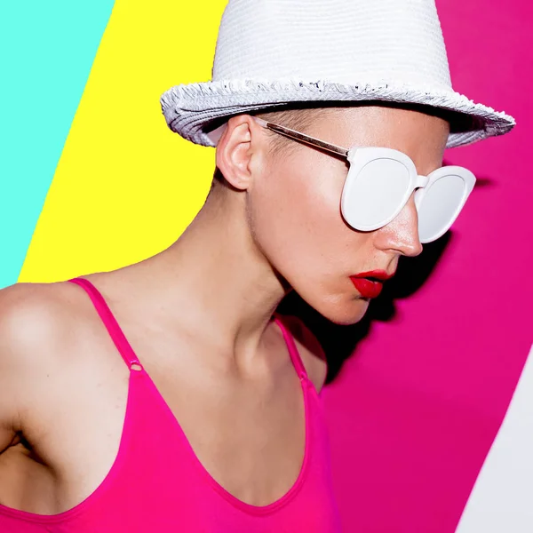 Strand-kiegészítőket a minimális kalapot és napszemüveget. Modell pop art kellemetlenkedik — Stock Fotó