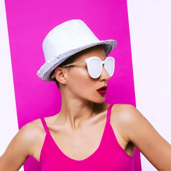 Stijlvolle meisje in zonnebril en hoed. Minimale popart strand fashio — Stockfoto