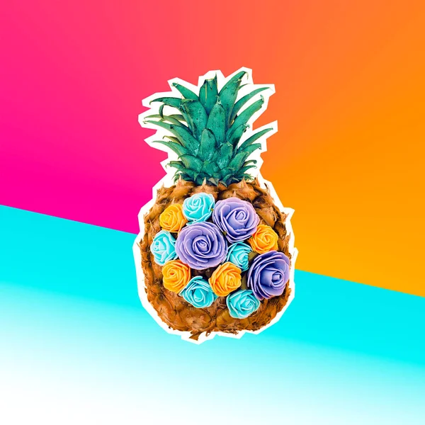 Piña creativa y flores. Arte surrealista mínimo — Foto de Stock