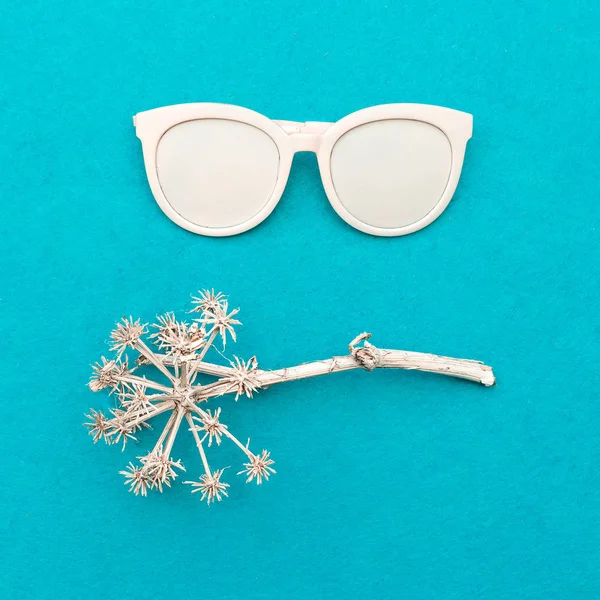 Elegantes gafas de sol accesorias. Diseño de arte moda minimalista — Foto de Stock