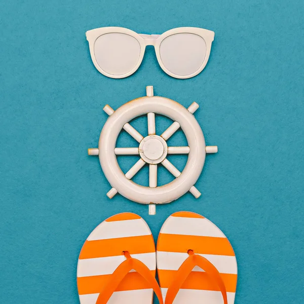 Estilo marinho. Chinelos e óculos de sol. Arte mínima — Fotografia de Stock