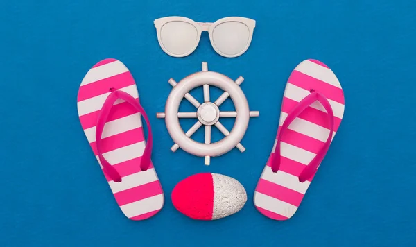 Beach style. Flip-flops and sunglasses. Minimal art — Stock Photo, Image