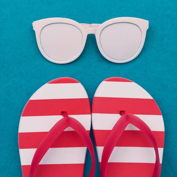 Модные пляжные аксессуары. Солнечные очки и шлепанцы. Фараль де — стоковое фото