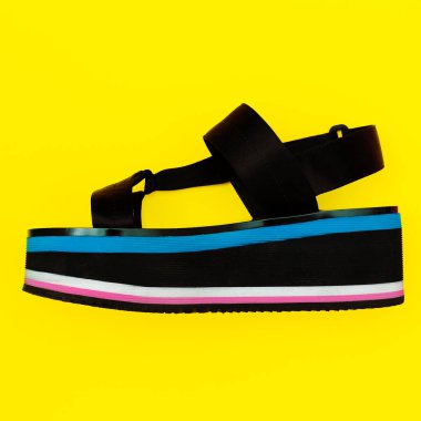 En az moda trendi tarzı platformda sandalet