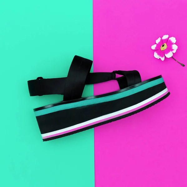 Stijlvolle zomer. Mode sandalen met platform — Stockfoto