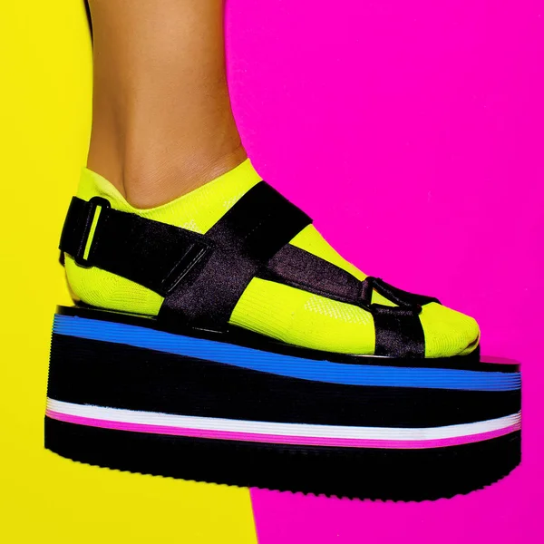Platform trend. Stijlvolle schoenen voor meisjes — Stockfoto