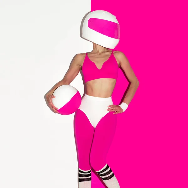 Modell Fitness-Stil und Moto-Helm. minimale Kunst kreativ — Stockfoto
