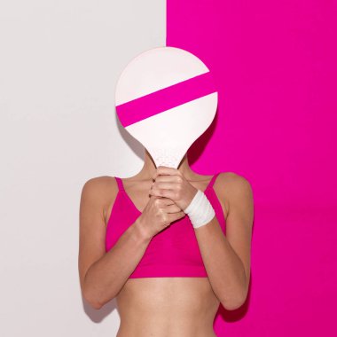 Fitness titreşim. Beach badminton. Pop sanat tarzı. Kız moda