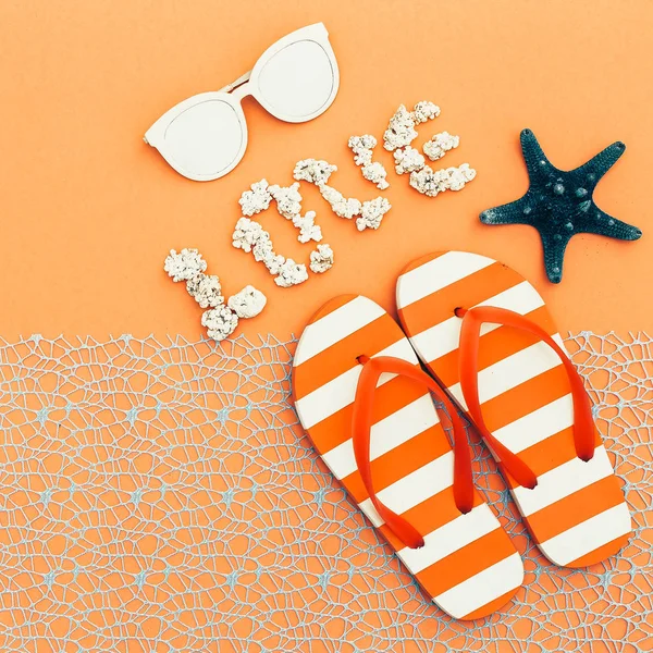 Stile spiaggia. Infradito, occhiali da sole. tempo di vacanza — Foto Stock