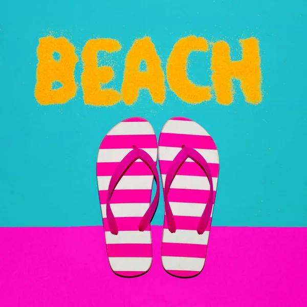 海滩的心情。夏天的时间。人字拖鞋时尚 — 图库照片