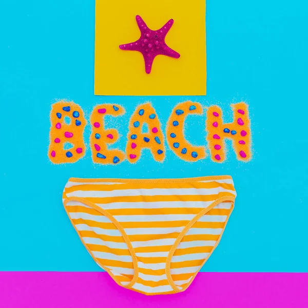 Roupa de praia Calcinhas listradas Hora de verão. Arte mínima — Fotografia de Stock