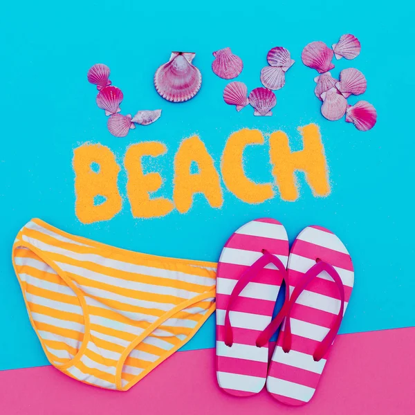 沙滩装夏季时间。人字拖鞋、 带、 爱艺术 — 图库照片