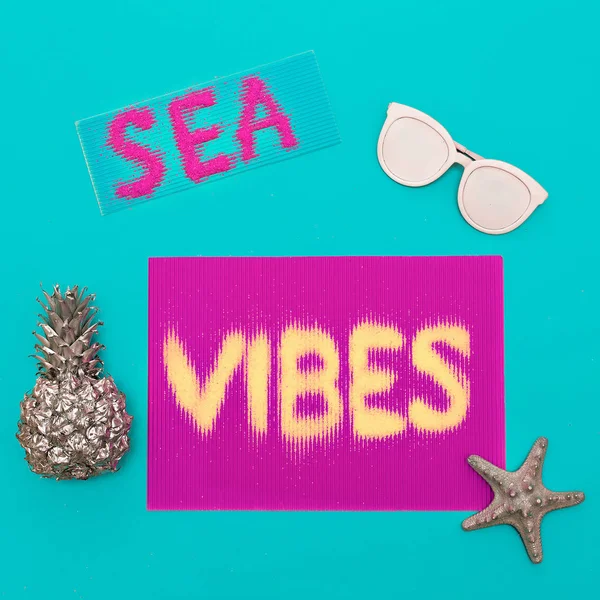 Strand en vakantie. Ananas, zonnebril. zee vibes Minimal art — Stockfoto