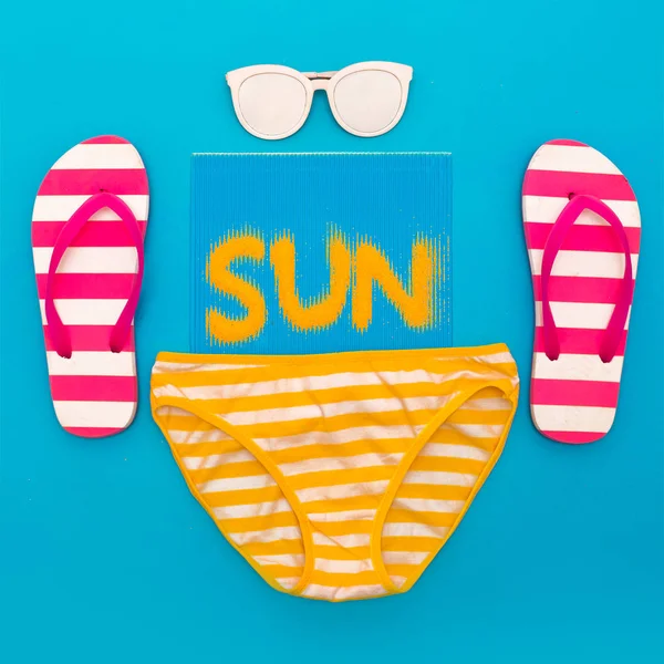 Vibes plaży zestaw okulary, klapki i stroje kąpielowe styl minimalne — Zdjęcie stockowe
