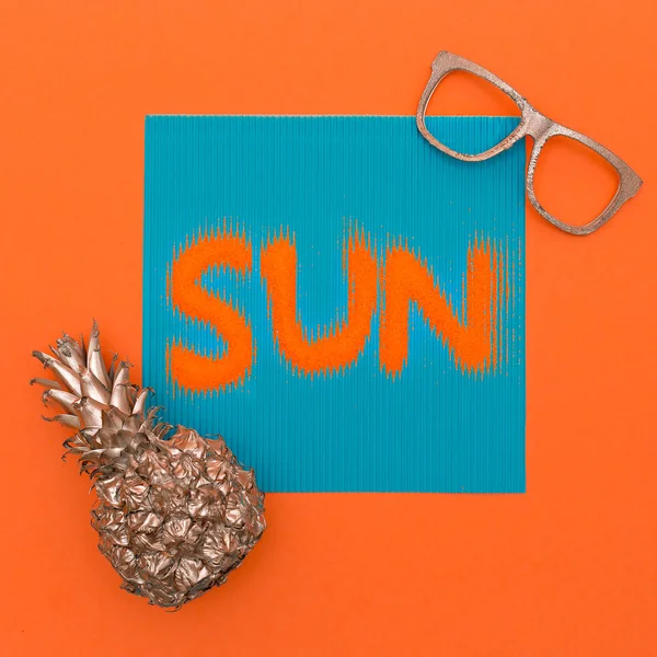 Ananas en zon. Minimal art fashion stijl — Stockfoto