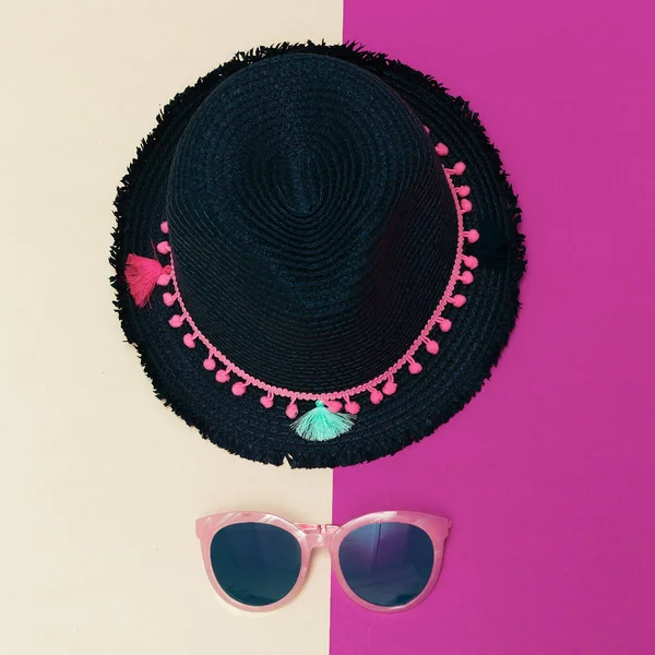 Summer hat and sunglasses. Minimal accessory trend — Stock Photo, Image