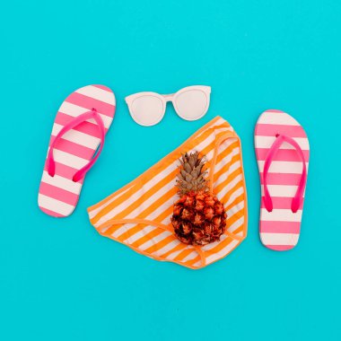 Beach tarzı. Plaj aksesuarları. En az