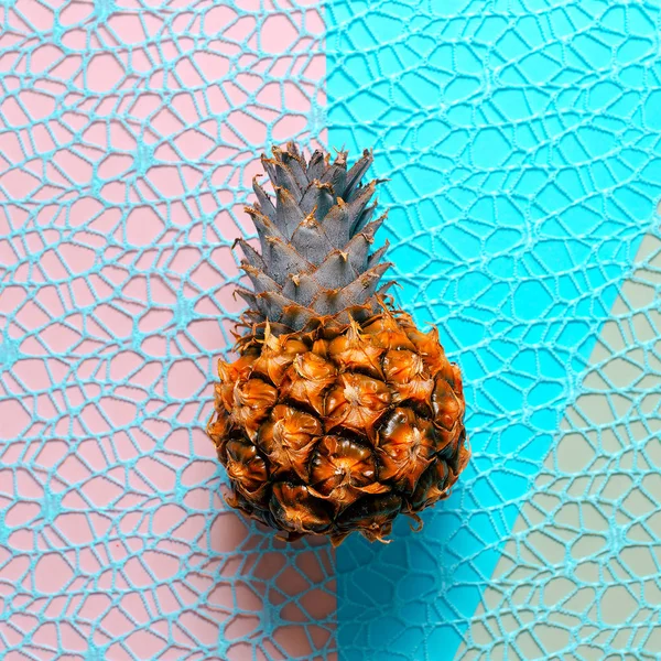 Mini ananas na stylové pozadí. Minimal art — Stock fotografie