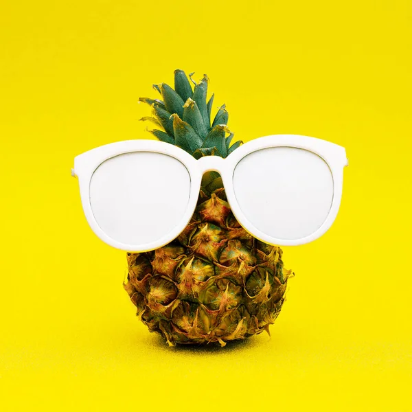 Zonnige ananas. Minimal art — Stockfoto