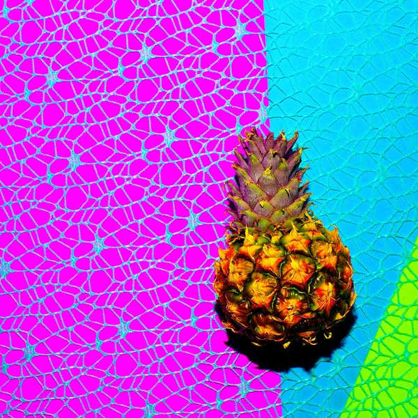 Міні ананас на кольоровому фоні Мінімальне мистецтво — стокове фото