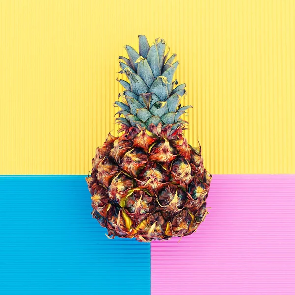 Piña en un fondo geométrico Diseño de arte mínimo moda — Foto de Stock