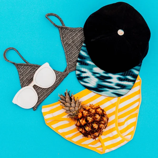 Beach Ladies outfit Beach accessories. Minimal design — Stock Photo, Image
