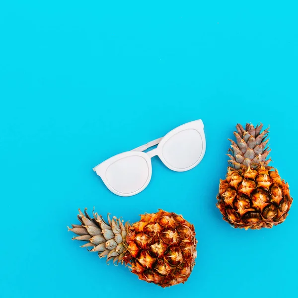 Kacamata hitam dan nanas. Fashion aksesori musim panas . — Stok Foto