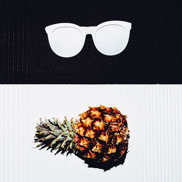 Ananas en zonnebril. Wit zwart minimale — Stockfoto