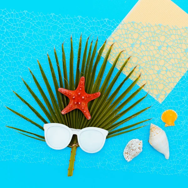 Fashion sunglasses and palm tree sea background Minimal art — Stock Photo, Image