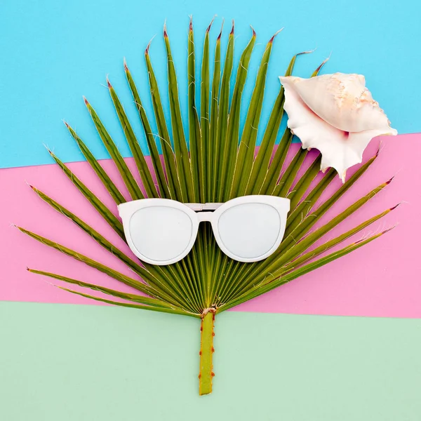 Palma y gafas de sol. Estilo de mar tropical mínimo —  Fotos de Stock