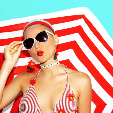 Öpücük modeli. Plaj partisi. Retro tarzı