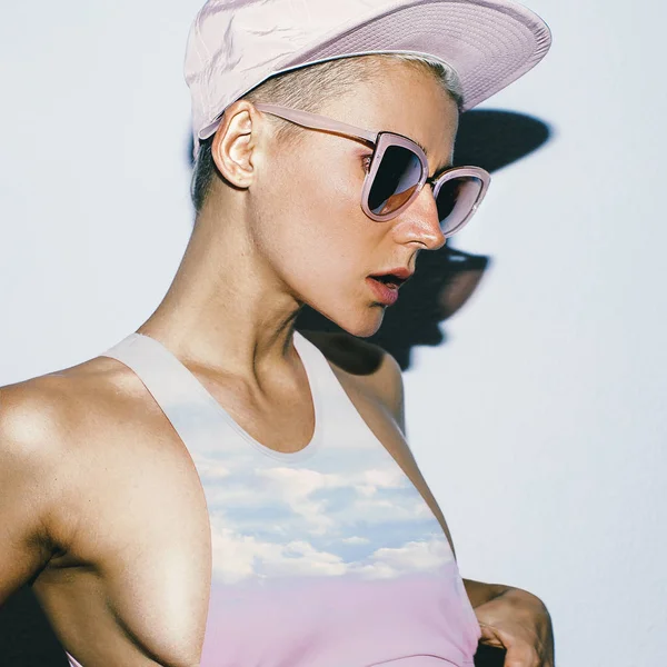 Mode trendige Mütze schöne Mädchen im urbanen Stil Outfit — Stockfoto