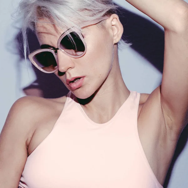 Blondin i fashionabla solglasögon. Sommaren trend — Stockfoto