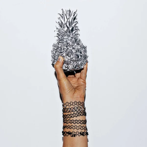 Hand in armbanden en zilveren ananas. Minimale mode accessor — Stockfoto